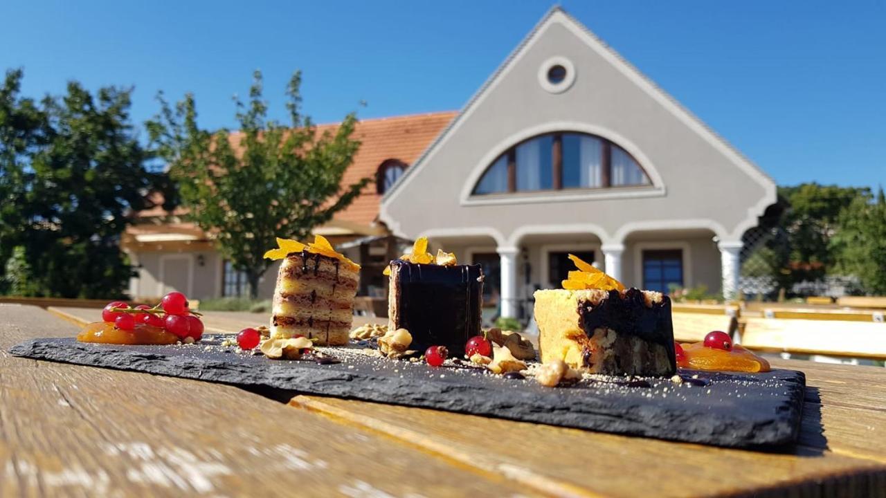 באלאטונפורד Koczor Winery & Guesthouse מראה חיצוני תמונה