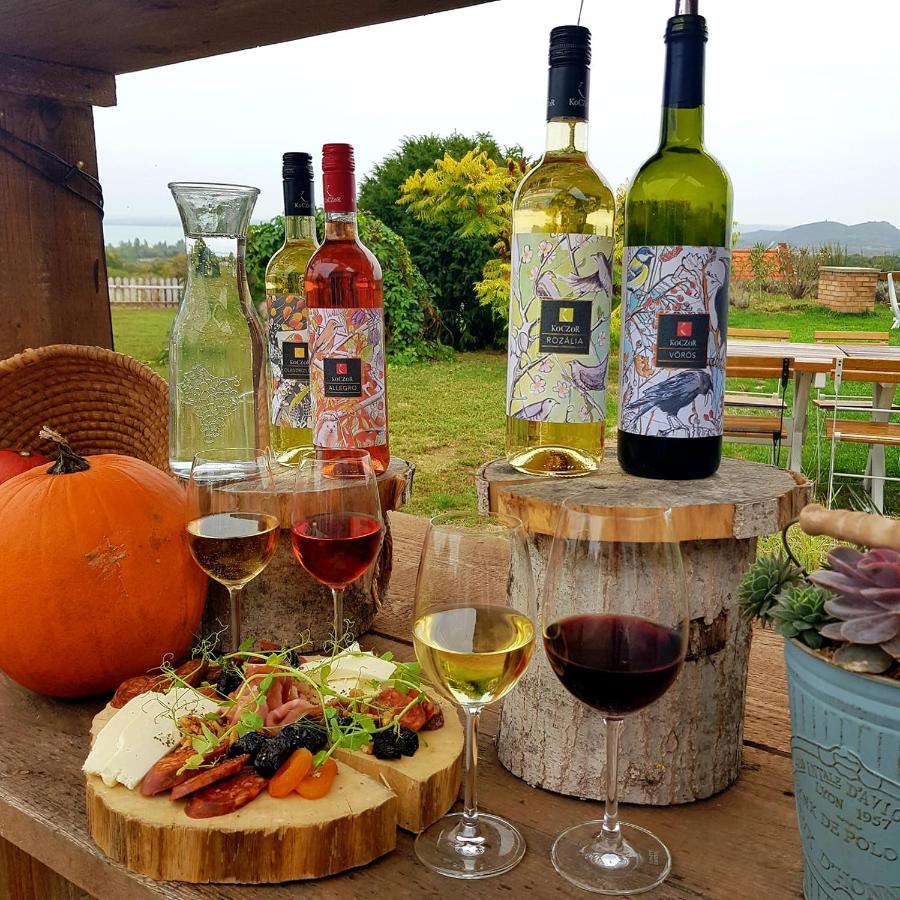באלאטונפורד Koczor Winery & Guesthouse מראה חיצוני תמונה