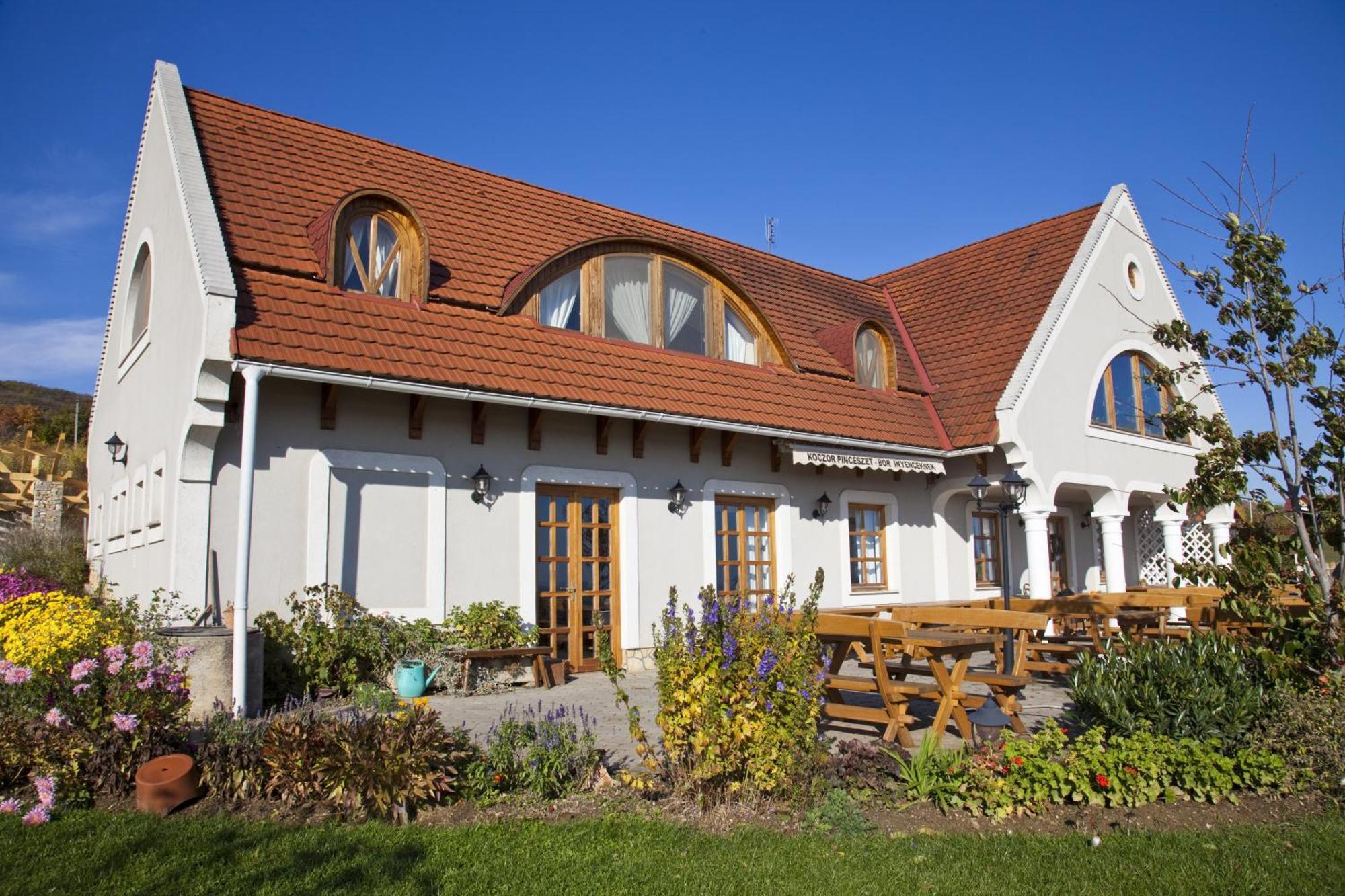 באלאטונפורד Koczor Winery & Guesthouse מראה חיצוני תמונה